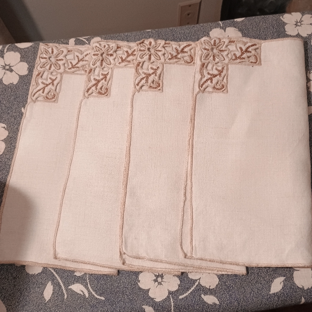 4 Dinner Napkins Beige Embroidered Lace Scalloped Edge Grannycore 11 X 10.5